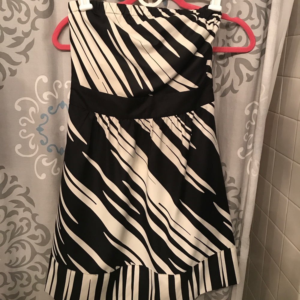 Limited strapless dress